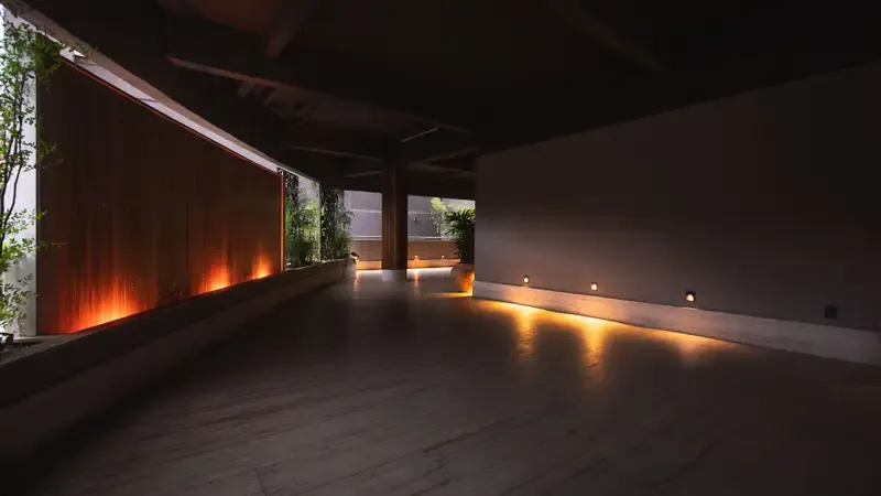 Corredor com luz indireta