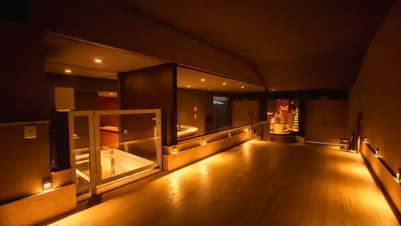 Ambiente reservado com iluminação indireta