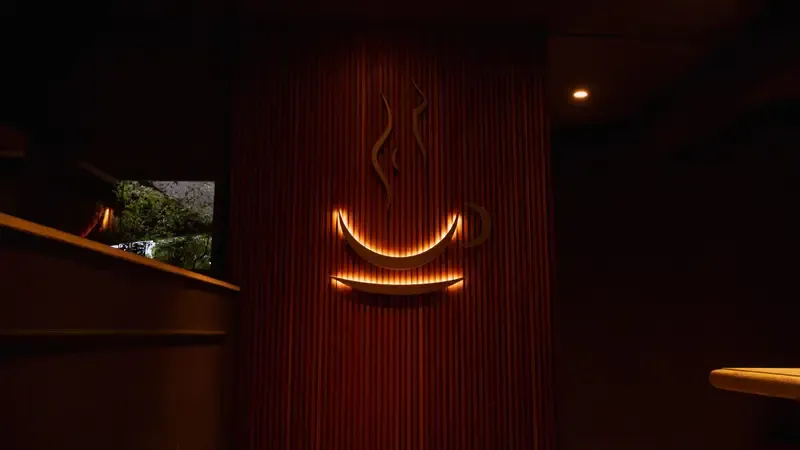 A xícara iluminada na recepção