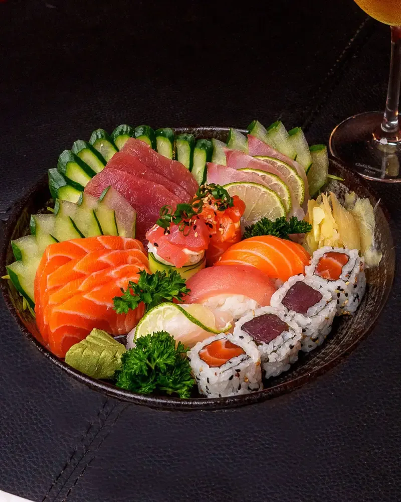 Seleção de sushis e sashimis